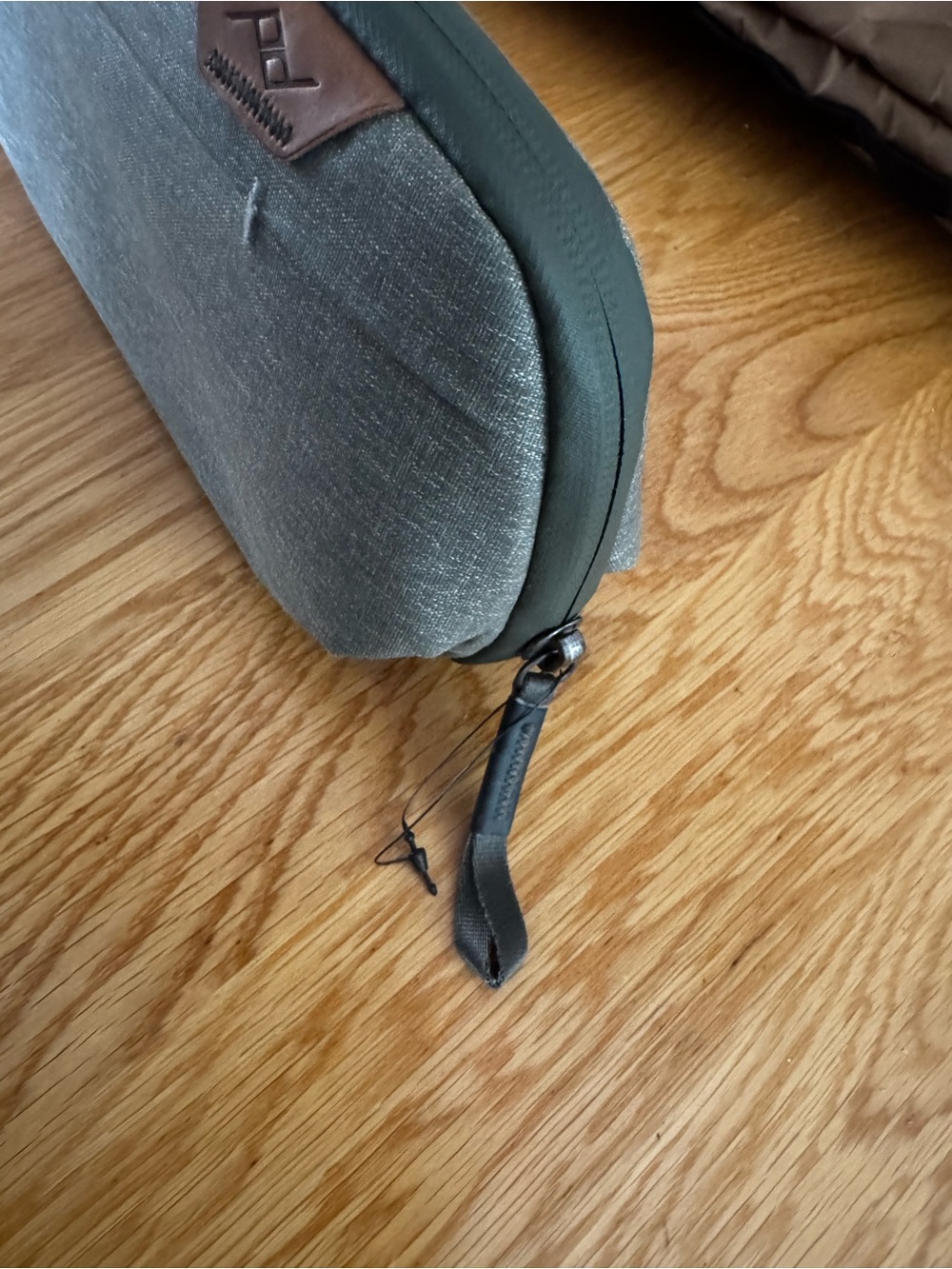 *New without tags* Peak design Travel Toiletry Dopp Kit in Olive Green - Picture 5 of 11
